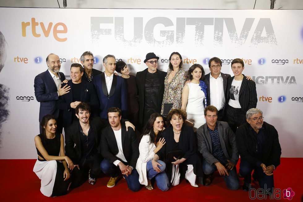 El reparto de la serie 'Fugitiva' en la premier