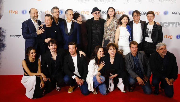 El reparto de la serie 'Fugitiva' en la premier