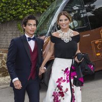 Ivonne Reyes y su hijo Alejandro en el 50 cumpleaños de la presentadora