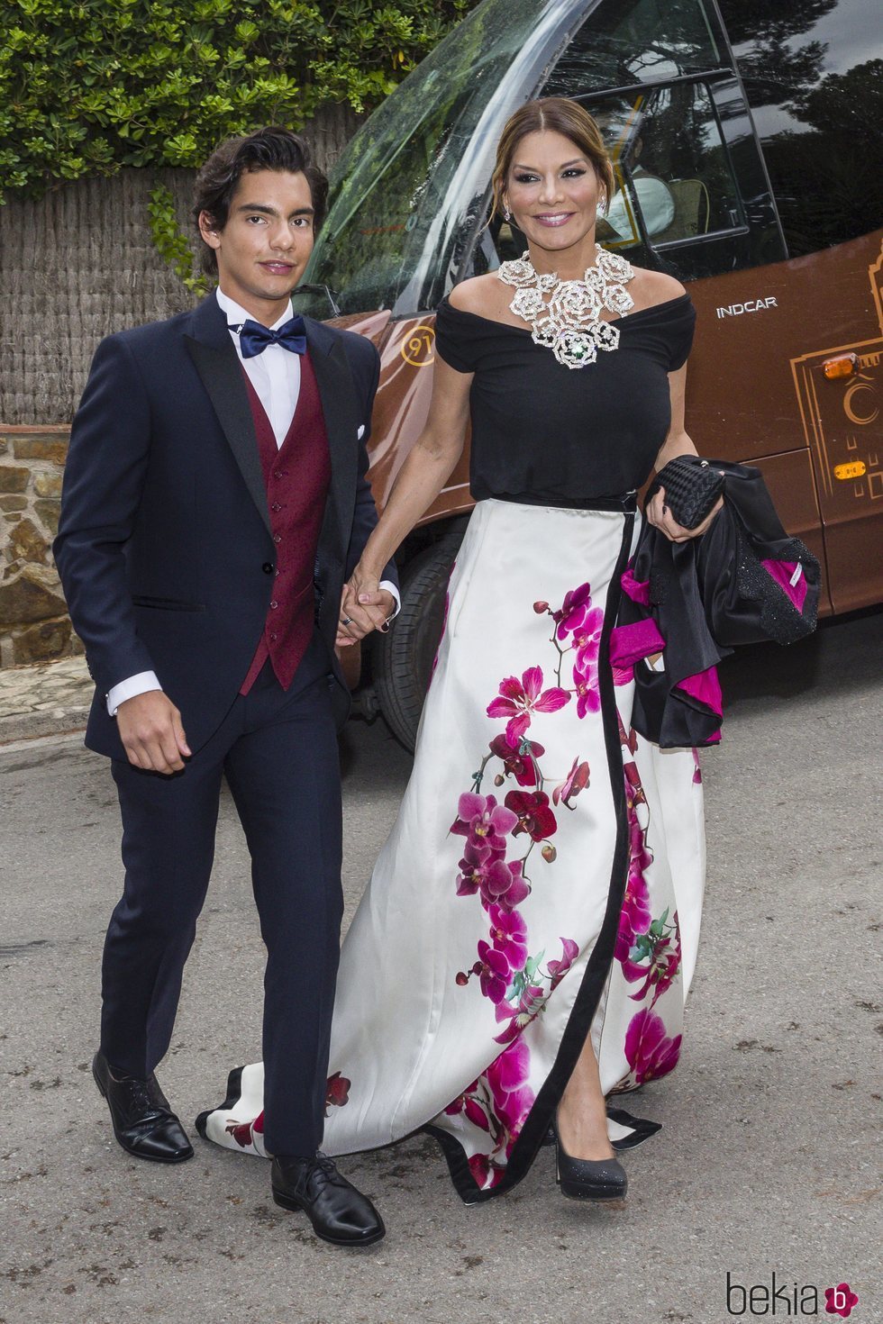 Ivonne Reyes y su hijo Alejandro en el 50 cumpleaños de la presentadora