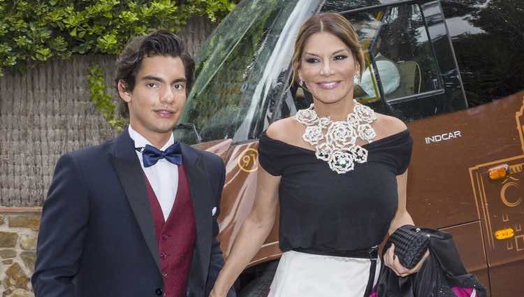 Ivonne Reyes y su hijo Alejandro en el 50 cumpleaños de la presentadora