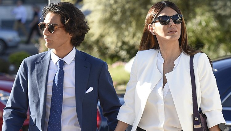 Ivonne Reyes y su hijo Alejandro en el funeral del hermano de la modelo