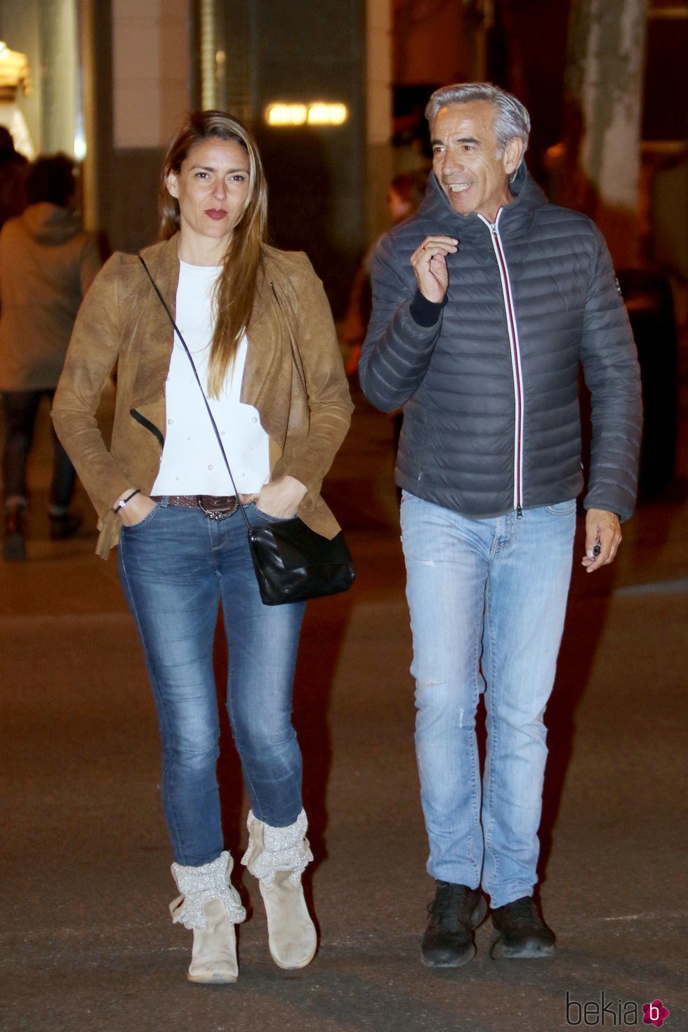 Imanol Arias e Irene Meritxell pasean por las calles de Madrid