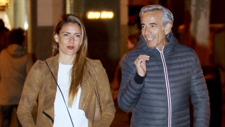 Imanol Arias e Irene Meritxell pasean por las calles de Madrid