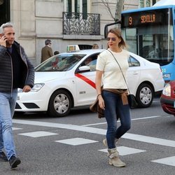 Imanol Arias e Irene Meritxell por las calles de Madrid