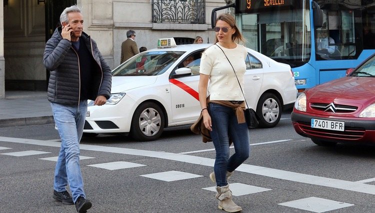 Imanol Arias e Irene Meritxell por las calles de Madrid