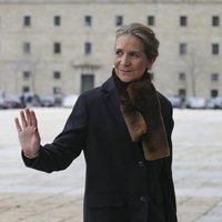 La Infanta Elena saludando a su llegada a la misa por el 25 aniversario de la muerte del Conde de Barcelona