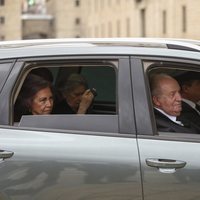 Los Reyes Juan Carlos y Sofía en la misa por el 25 aniversario de la muerte del Conde de Barcelona