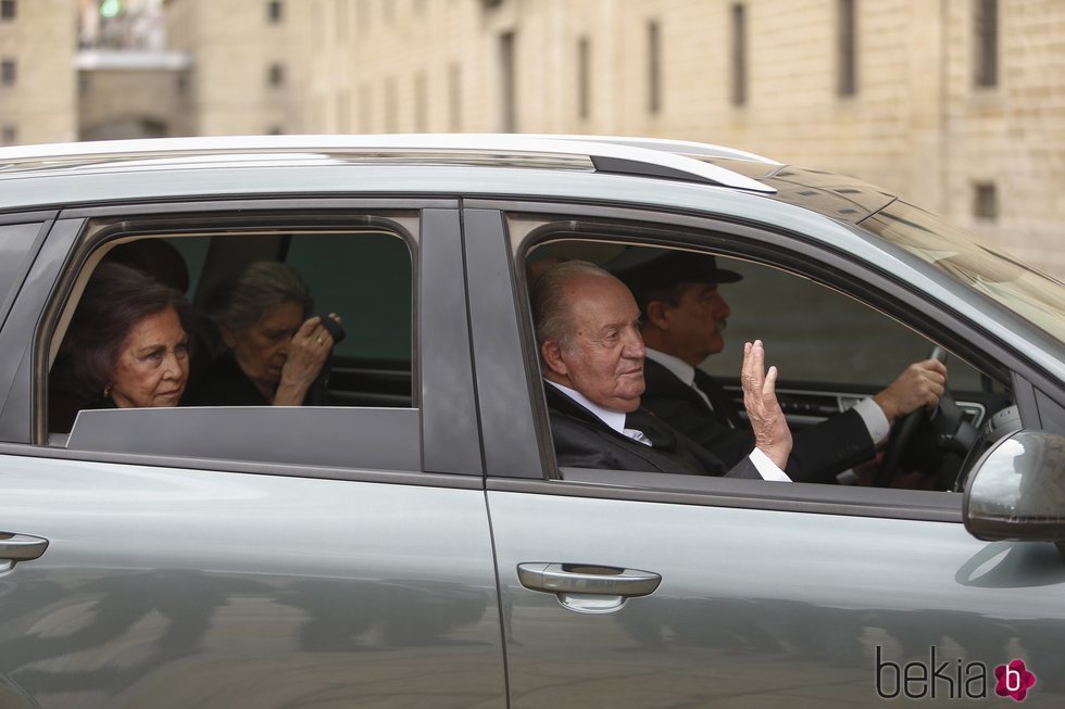 Los Reyes Juan Carlos y Sofía en la misa por el 25 aniversario de la muerte del Conde de Barcelona