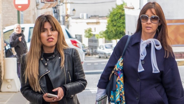 Chabelita Pantoja junto a su abogada llegando a los juzgados para firmar el divorcio con Alejandro Albalá