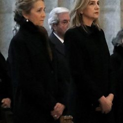 Las Infantas Elena y Cristina en la misa por el 25 aniversario de la muerte del Conde de Barcelona