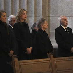 La Infanta Elena, la Infanta Cristina, Irene de Grecia, Carlos Zurita y la Infanta Margarita en la misa por el 25 aniversario de la muerte del Conde de Bar