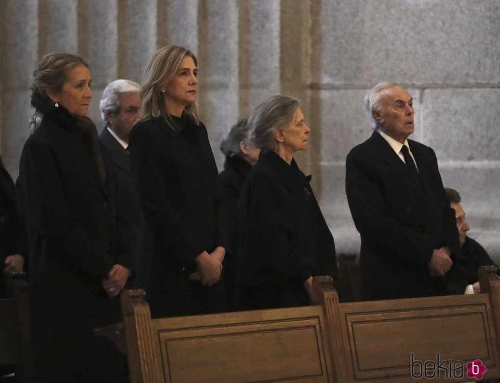 La Infanta Elena, la Infanta Cristina, Irene de Grecia, Carlos Zurita y la Infanta Margarita en la misa por el 25 aniversario de la muerte del Conde de Bar