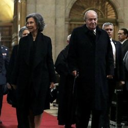 Los Reyes Juan Carlos y Sofía junto a Irene de Grecia en la misa por el 25 aniversario de la muerte del Conde de Barcelona