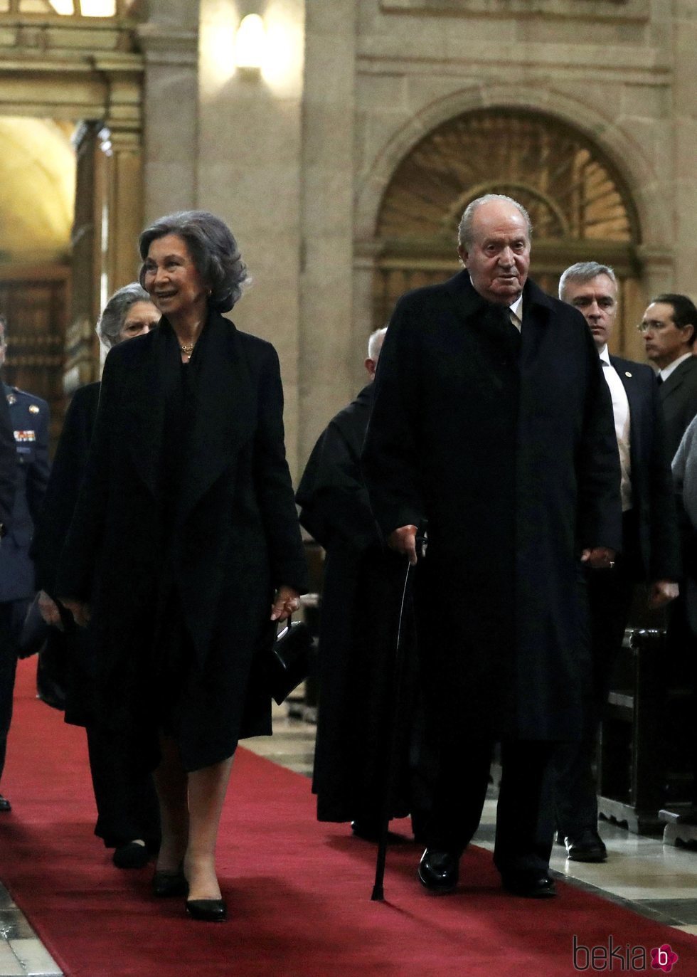 Los Reyes Juan Carlos y Sofía junto a Irene de Grecia en la misa por el 25 aniversario de la muerte del Conde de Barcelona