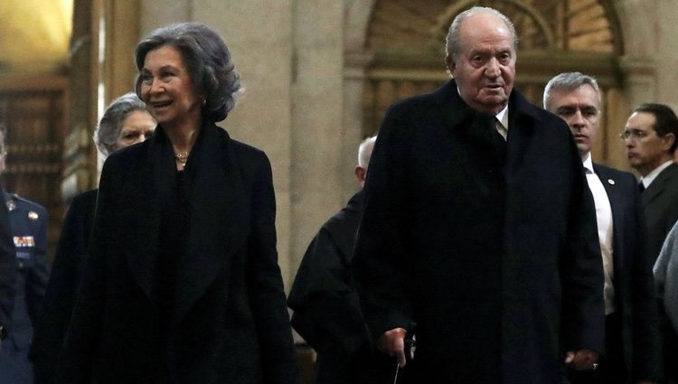 Los Reyes Juan Carlos y Sofía junto a Irene de Grecia en la misa por el 25 aniversario de la muerte del Conde de Barcelona