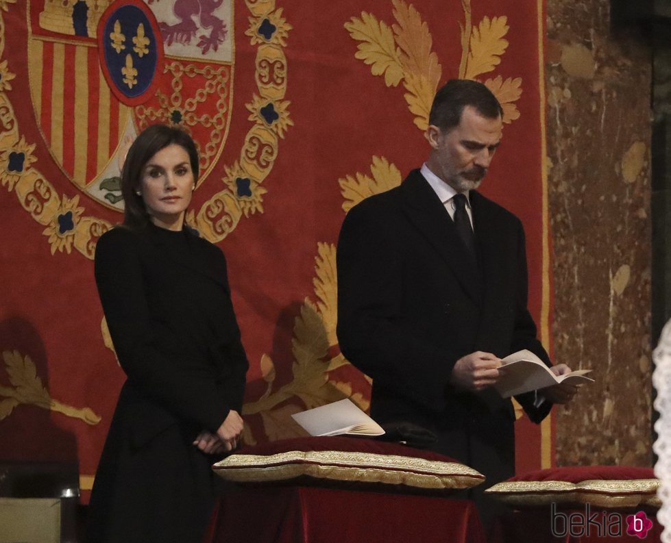 Los Reyes Felipe y Letizia en la misa por el 25 aniversario de la muerte del Conde de Barcelona