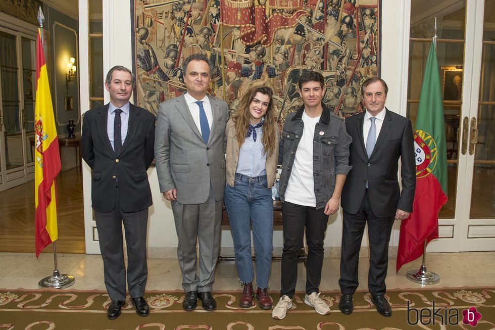 Alfred y Amaia posan con el embajador de Portugal en España