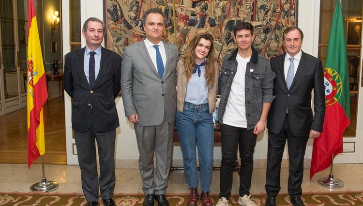 Alfred y Amaia posan con el embajador de Portugal en España