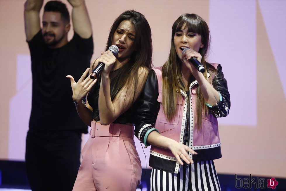 Aitana y Ana Guerra cantando 'Lo malo' en 'El Hormiguero'