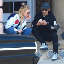 Joe Jonas y Sophie Turner sentados en unas escaleras durante un paseo por West Hollywood