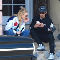 Joe Jonas y Sophie Turner sentados en unas escaleras durante un paseo por West Hollywood