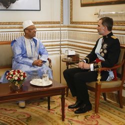 El Rey Felipe con el embajador de Guinea tras recibir las Cartas Credenciales