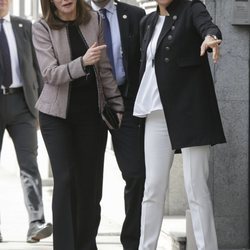 La Reina Letizia bromea con la ministra de Sanidad en su reaparición tras su escándalo con la Reina Sofía