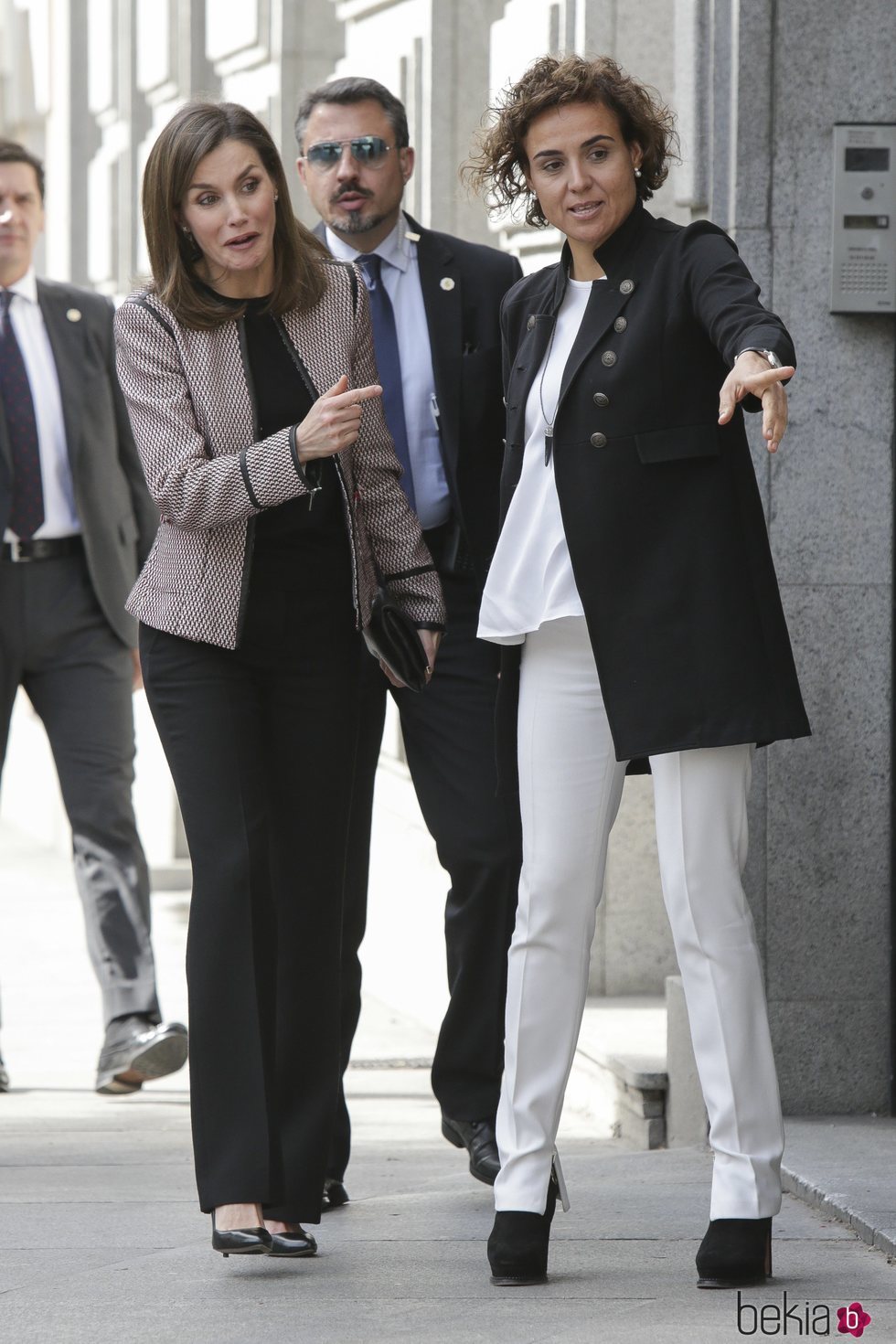 La Reina Letizia bromea con la ministra de Sanidad en su reaparición tras su escándalo con la Reina Sofía