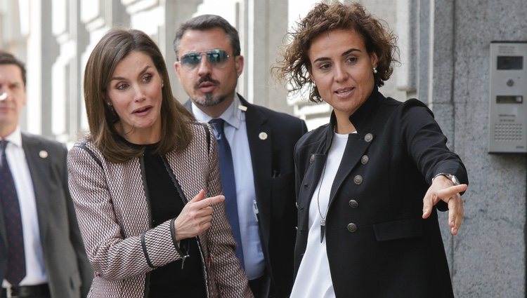 La Reina Letizia bromea con la ministra de Sanidad en su reaparición tras su escándalo con la Reina Sofía