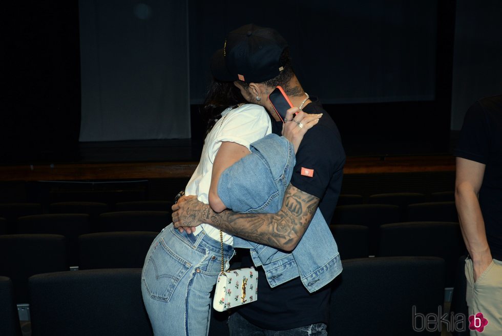 Neymar y Bruna Marquezine muy cariñosos tras ver una obra de teatro en Río de Janeiro