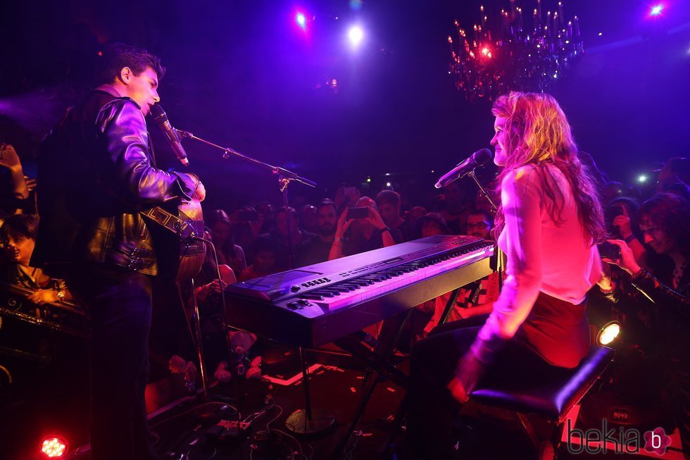 Amaia y Alfred cantando en el Café de París de Londres