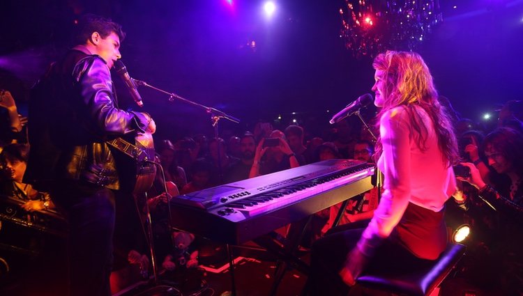 Amaia y Alfred cantando en el Café de París de Londres