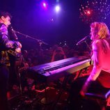 Amaia y Alfred cantando en el Café de París de Londres