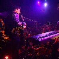 Amaia y Alfred cantando en el Café de París de Londres