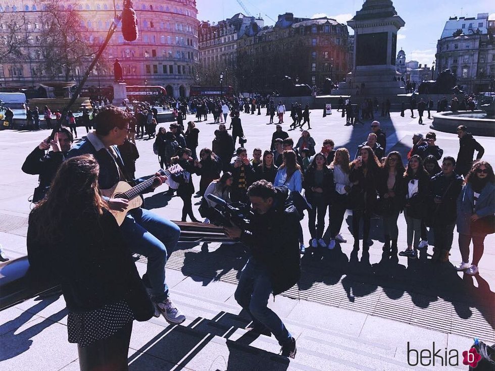 Alfred García cantando en Trfalgar Square en Londres