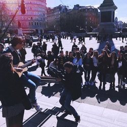 Alfred García cantando en Trfalgar Square en Londres