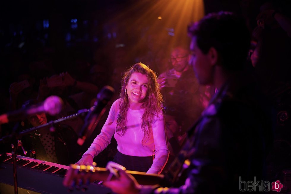 Amaia Romero tocando el piano en el Café de París de Londres