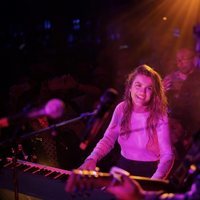 Amaia Romero tocando el piano en el Café de París de Londres