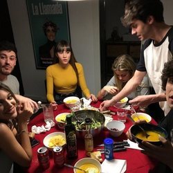 Javier Calvo y Javier Ambrossi comen en su casa con Roi, Aitana, Ana Guerra, Nerea y Cepeda