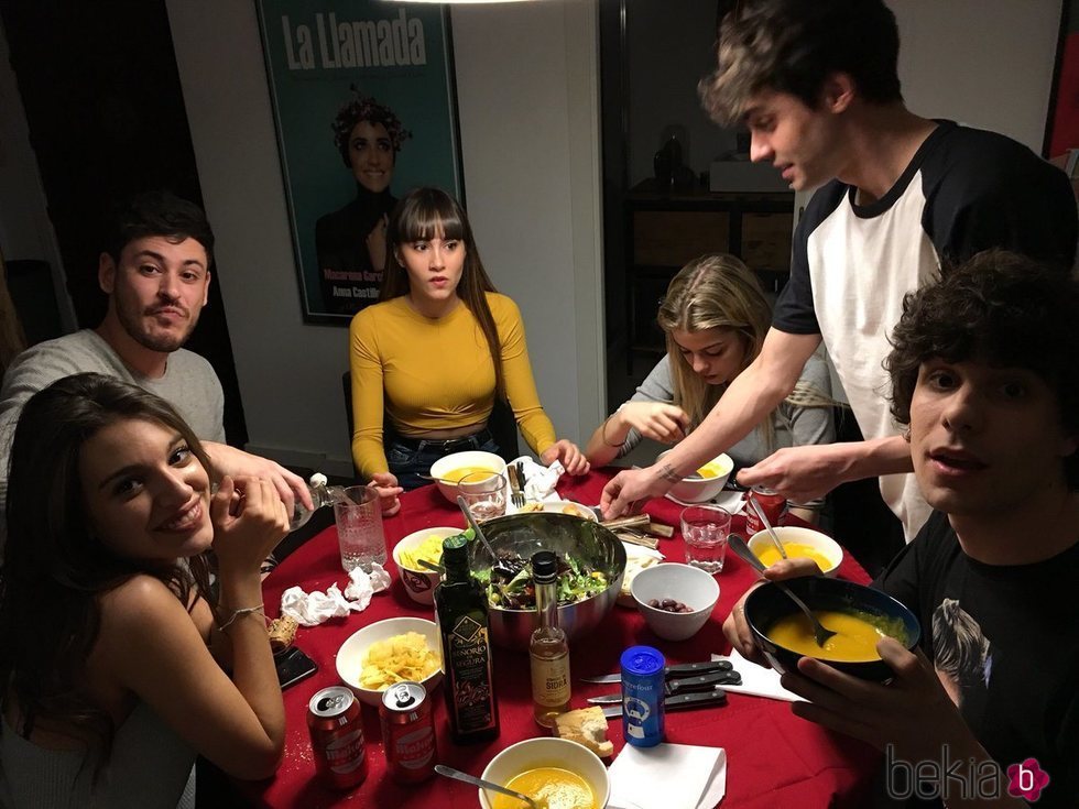 Javier Calvo y Javier Ambrossi comen en su casa con Roi, Aitana, Ana Guerra, Nerea y Cepeda