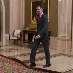 El Rey Felipe, a punto de tropezar con la alfombra en La Zarzuela