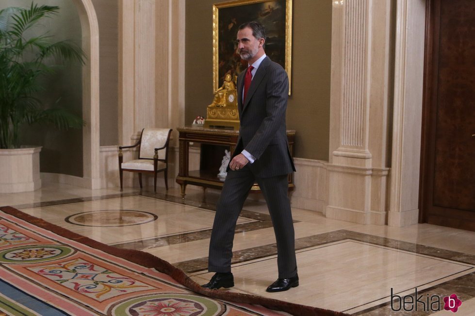 El Rey Felipe, a punto de tropezar con la alfombra en La Zarzuela