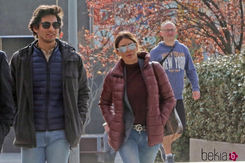 Ivonne Reyes con su hijo Alejandro saliendo de los Juzgados de Alcobendas