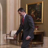 El Rey Felipe, a punto de caerse por culpa de una alfombra en La Zarzuela