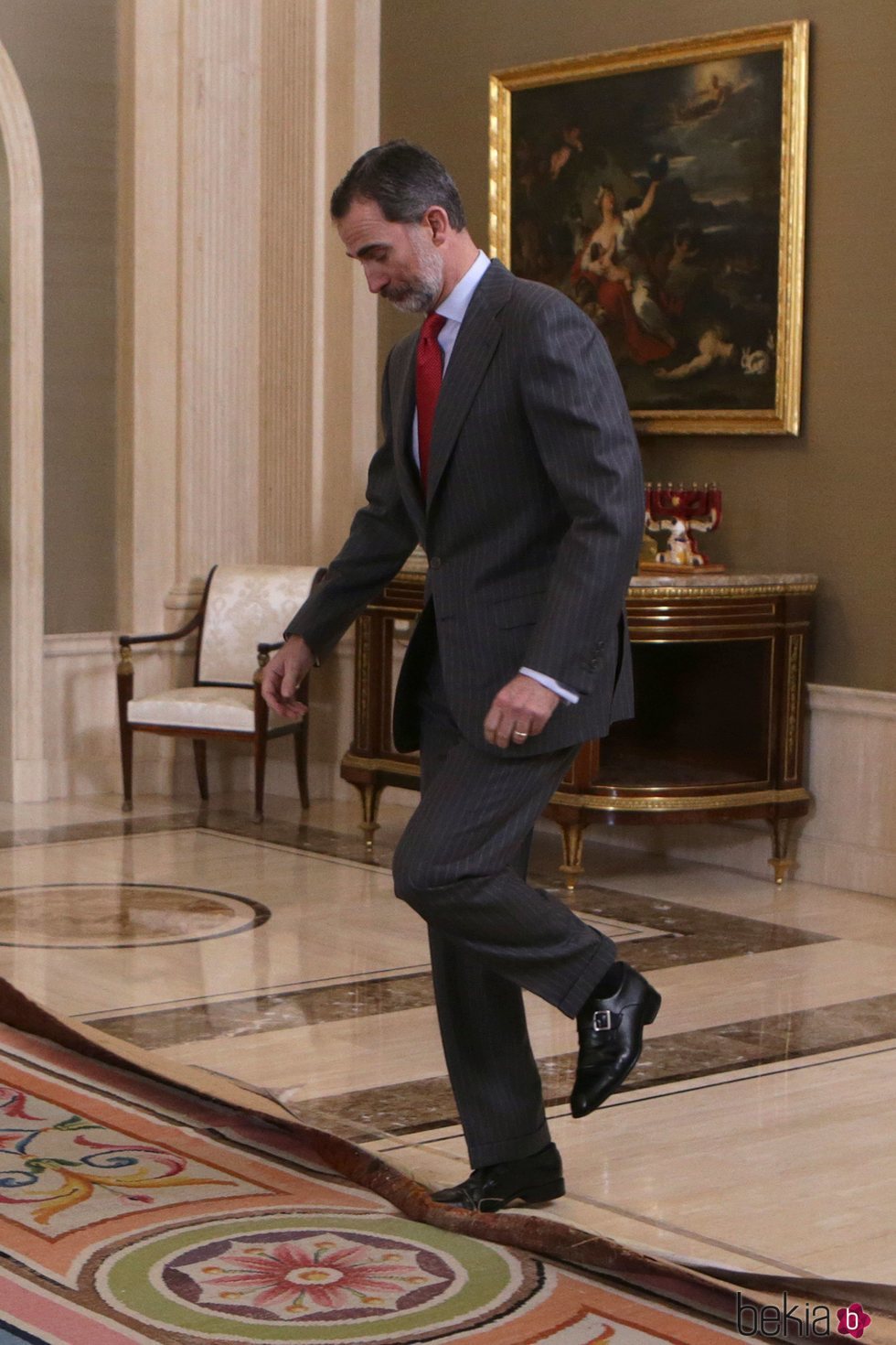 El Rey Felipe, a punto de caerse por culpa de una alfombra en La Zarzuela