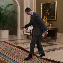 El Rey Felipe tras su tropezón con una alfombra