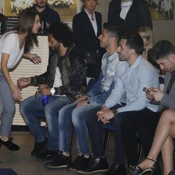 Ana Guerra a punto de hacerse una foto con los jugadores Marco Asensio y Marcelo