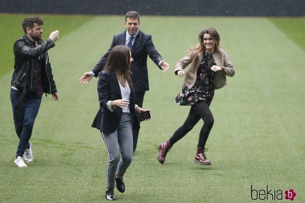 Amaia, Ricky y Ana Guerra de 'OT 2017' en el Estadio Santiago Bernabéu