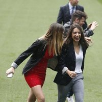 Mimi y Ana Guerra sonriendo en el estadio Santiago Bernabéu